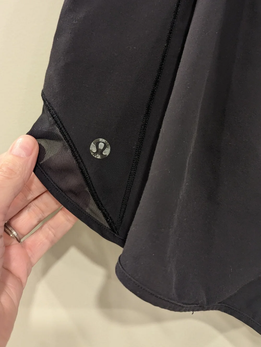 Lululemon Hotty Hot High Rise Lined Shorts 2.5" Inseam In Black Size 14 - Picture 3 of 5